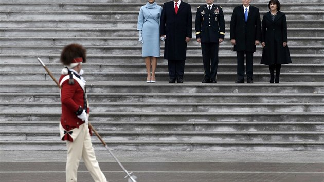 Trump pihl sti inauguranho prvodu ze schod Kapitolu (20. ledna 2017).