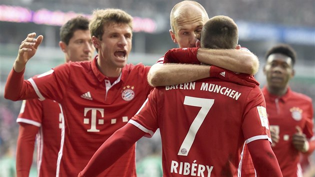 Fotbalist Bayernu Mnichov oslavuj gl Arjena Robbena (v objet s asistujcm Franckem Ribrym) do st Werderu Brmy.