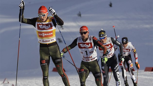 Nmeck sdruen Erik Frenzel v ele zvodu v Seefeldu. Za nm jedou Johannes Rydzek, Samuel Costa a Bernhard Gruber.