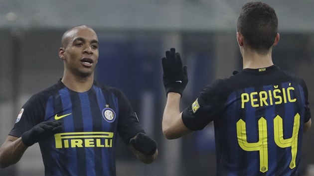 Joao Mario (vlevo) z Interu Miln oslavuje svj gl se spoluhrem Ivanem Periiem.