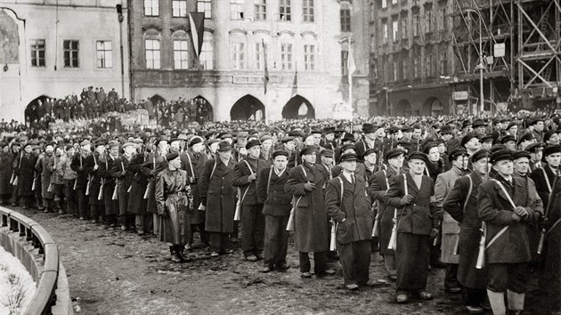 Lidov milice pi pehldce na Staromstskm nmst v Praze v noru 1948.