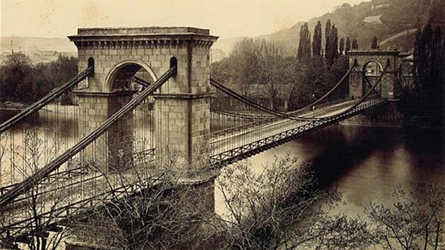 S pevninou Steleck ostrov poprv spojil most Frantika I. Dv toton poloviny mostu dlil pil postaven prv na ostrov. Pvodn etzov most z roku 1841 byl druhm v Praze.