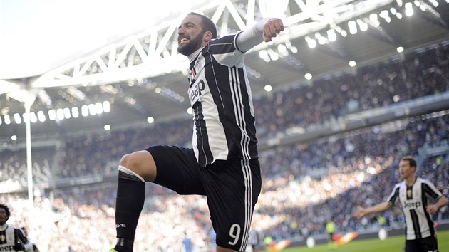 Kanonr Gonzalo Higuan se raduje ze vstelenho glu v zpase Juventusu s Laziem m.