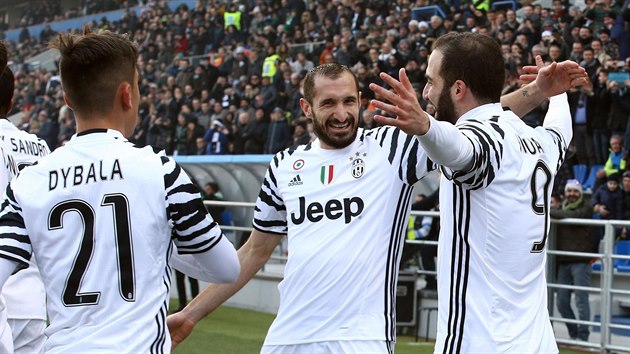 Fotbalist Juventusu oslavuj vstelenou branku na hiti Sassuola.
