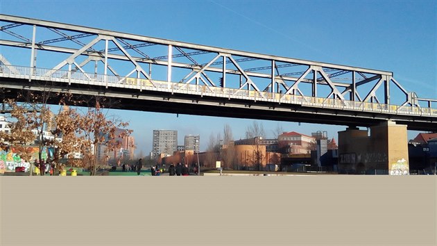 Park am Gleisdreieck protnaj eleznin trat i most, po kterm jezd metro.