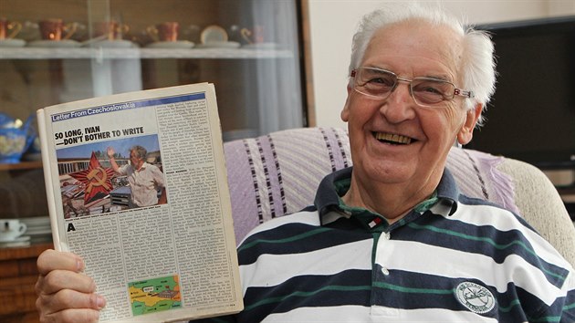 Dalibor Norský s dobovým výtiskem amerického časopisu, který referoval o odsunu sovětských vojsk z Frenštátu a přitom vyfotografoval i Norského.