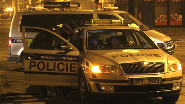 idi Felicie pi honice ulicemi Plzn pokodil dva policejn vozy. (28. ledna 2017)