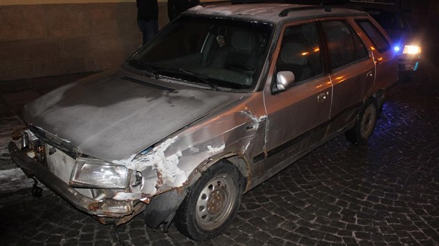 idi Felicie pi honice ulicemi Plzn pokodil dva policejn vozy. (28. ledna 2017)