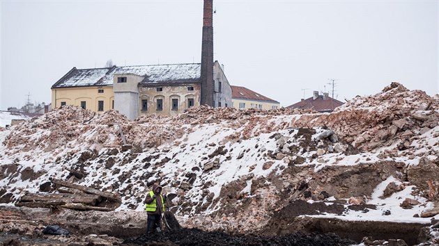 Budova s ikonickm logem nkdej Vlnny zstane stt, za n je vak u jen ob stavenit, hromady sut a hlny. Mezi nimi pobhaj kopi a lid, kte pomhaj s vzkumem archeolog.