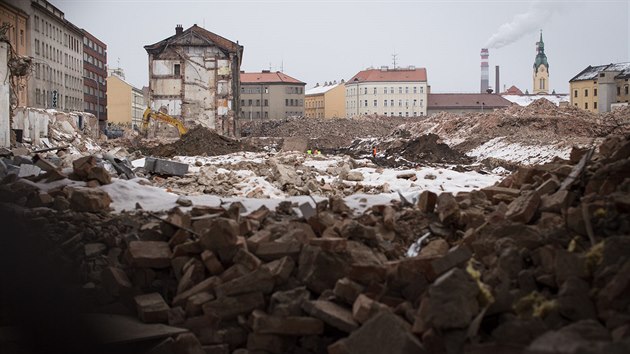 Budova s ikonickm logem nkdej Vlnny zstane stt, za n je vak u jen ob stavenit, hromady sut a hlny. Mezi nimi pobhaj kopi a lid, kte pomhaj s vzkumem archeolog.