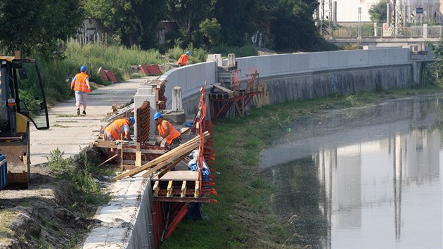 Nábení betonovou zídku u dlníci v Perov budují u podniku Kazeto.