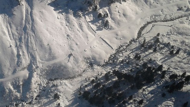 Zchrani zasahovali u laviny v dol Wildgerlostal u rakouskho Krimmlu (22. ledna 2017).
