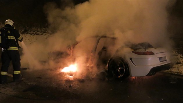 Por vozu Porche Panamera na dlnici u Olomouce. Hoet zaalo v nedli veer. (22. ledna 2017)