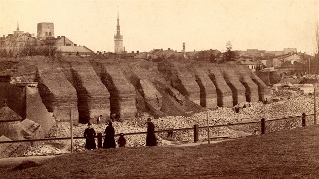 Bourn hradeb olomouck pevnosti u tehdej Litovelsk brny v roce 1894. Stvala na konci dnen ulice 8. kvtna smrem k nynjmu nmst Nrodnch hrdin.