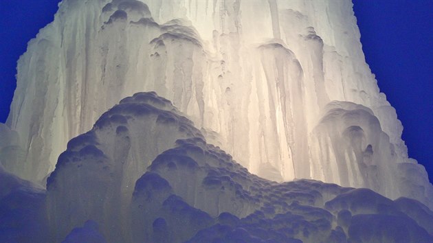 Luk Rychteck vytv v Hybrlci u Jihlavy osvtlen ledov krpnk. Dky tuhm mrazm je letos rekordn vysok, mit me a k osmi metrm.