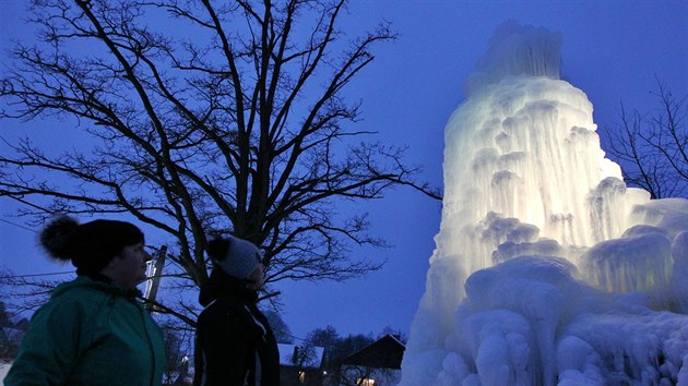 Luk Rychteck vytv v Hybrlci u Jihlavy osvtlen ledov krpnk. Dky tuhm mrazm je letos rekordn vysok, mit me a k osmi metrm.