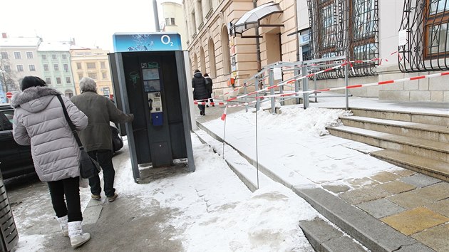 Ped eskou spoitelnou na jihlavskm Masarykov nmst je chodnk ohranien pskou. Chodci mus projt po kluzkm zkm obrubnku.