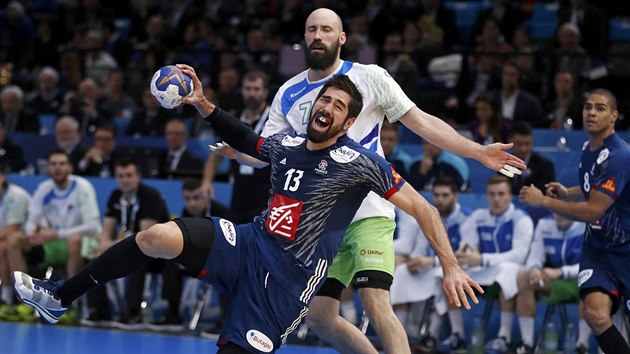 Francouzsk hzenk Nikola Karabatic v semifinle mistrovstv svta proti Slovinsku.