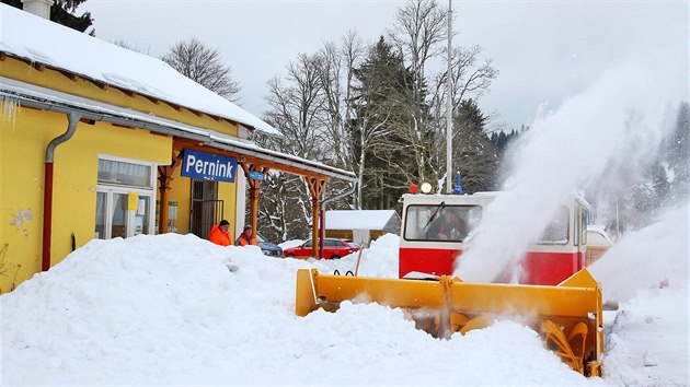 Snhem zapadanou kolej v Perninku musela prothnout snhov frza.