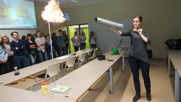 Den otevench dve, kter ve tvrtek podala Univerzita Tome Bati ve Zln, pithl stovky zjemc. Na snmku jsou pokusy na Fakult technologick.