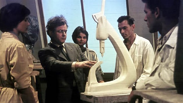 Zdenk Kov (druh zleva) se studenty v ateliru tvarovn stroj a nstroj ve Zln v roce 1960.