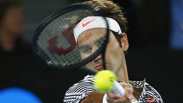 vcarsk tenista Roger Federer v duelu s Tomem Berdychem na Australian Open.