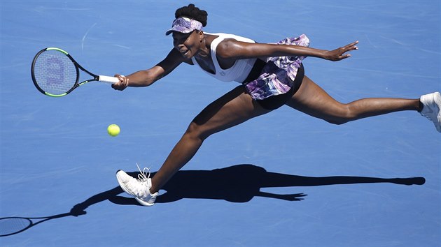 Americk tenistka Venus Williamsov v duelu 4. kola Australian Open s Nmkou Monou Barthelovou.
