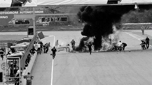 Giorgio Bartocci v hořícím vraku při Lamborghini Supertrofeo v Brně.