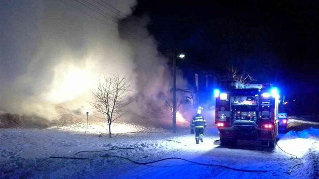 tyi jednotky hasi bojovaly ve Stbrnicch na umpersku s porem zzem lyaskho vleku.