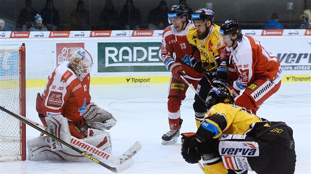 Litvnovsk hokejista Kristian Reichel (ve lutm) stl na olomouckho glmana Branislava Konrda.