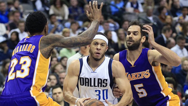 Seth Curry (uprosted) z Dallasu v souboji s Lou Williamsem (vlevo) a Josm Caldernem z LA Lakers.