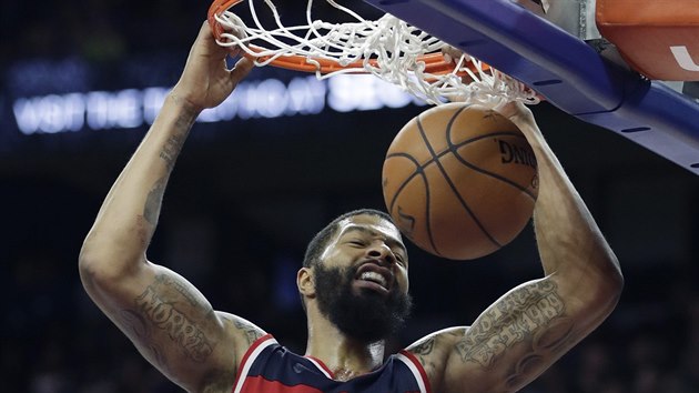 Markieff Morris z Washingtonu smeuje proti Detroitu.