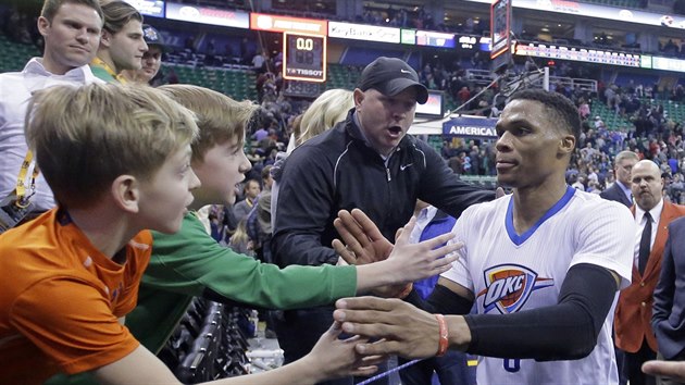 Russell Westbrook z Oklahoma City se zdrav s malmi fanouky.