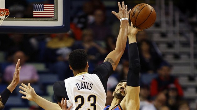 Anthony Davis z New Orleans blokuje Enese Kantera z Oklahoma City.