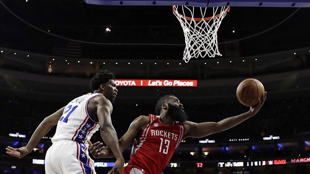 James Harden (vpravo) z Houstonu zakonuje, sleduje ho Joel Embiid z Philadelphie.