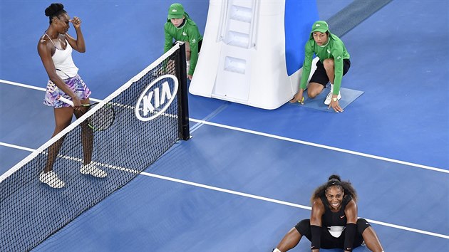 Serena Williamsov (vpravo) se po finle Australian Open raduje, pehrla i sestru Venus.