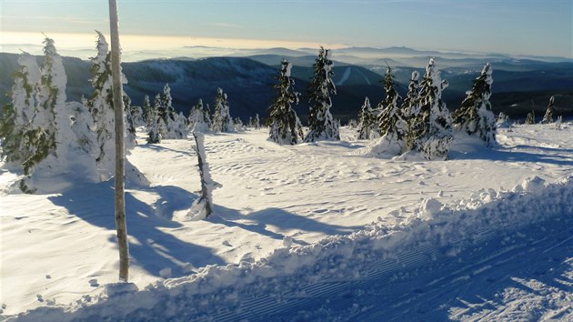 Z heben Krkono mohou turist vidt harrachovskou ertovu horu a za n masiv Jetdu.