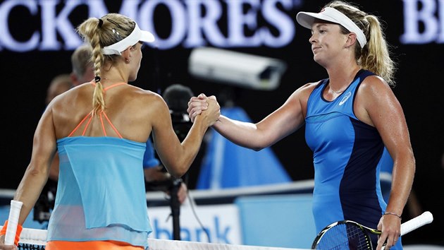 Angelique Kerberov (vlevo) gratuluje Coco Vandewegheov k vhe v osmifinle Australian Open.