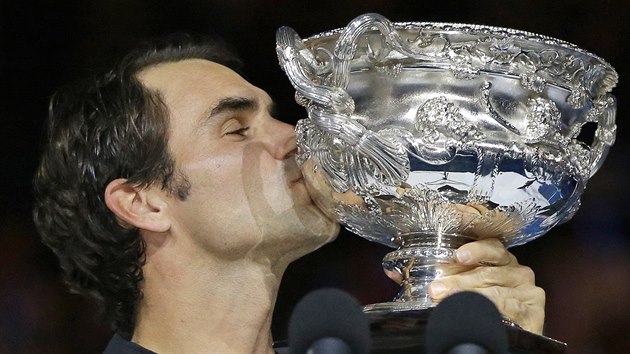 POLIBEK. Roger Federer lb trofej pro vtze Australian Open.