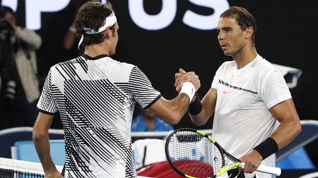 JE DOBOJOVNO. Rafael Nadal (vpravo) gratuluje Rogeru Federerovi k vtzstv na Australian Open.