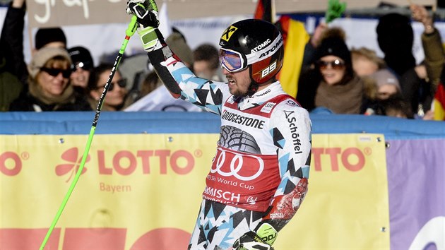 Marcel Hirscher a jeho radost v cli obho slalomu v Garmisch-Partenkirchenu