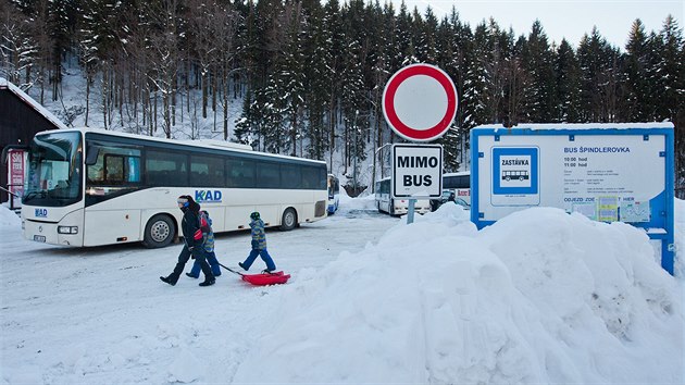 Parkovit autobus ve pindlerov Mln