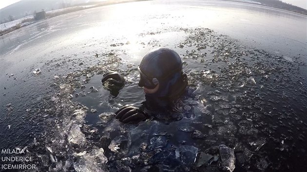 Freediving na zamrzl Milad.