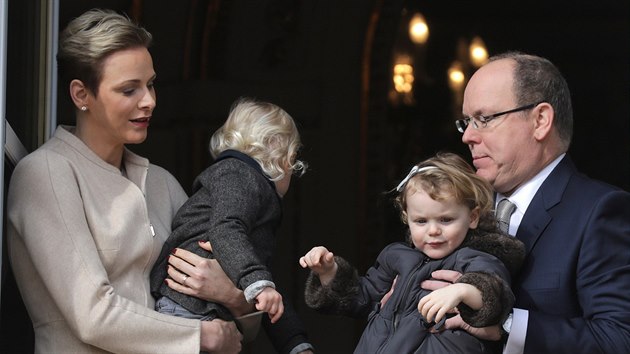 Monack knna Charlene, princ Jacques, princezna Gabriella a kne Albert II. (Monako, 27. ledna 2017)
