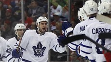 Roman Polák z Toronta slaví vstřelený gól se spoluhráči z Toronta. Roman Polák z Toronta slaví vstřelený gól se spoluhráči z Toronta.
