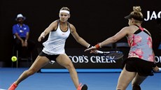 Lucie Šafářová (vlevo) a Bethanie Matteková-Sandsová ve finále Australian Open. Lucie Šafářová (vlevo) a Bethanie Matteková-Sandsová ve finále Australian Open.