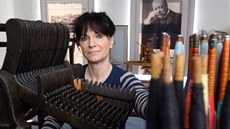 Kurátorka Monika Hlaváčková v expozici ašského muzea věnované textilní výrobě a... Kurátorka Monika Hlaváčková v expozici ašského muzea věnované textilní výrobě a...
