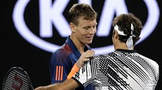 eský tenista Tomá Berdych gratuluje Rogeru Federerovi, který jej porazil ve...