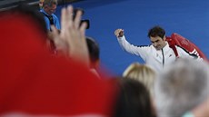 výcarský tenista Roger Federer zdraví diváky po postupu do osmifinále...