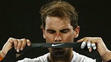 panlský tenista Rafael Nadal si nandává elenku v utkání 4. kola na...